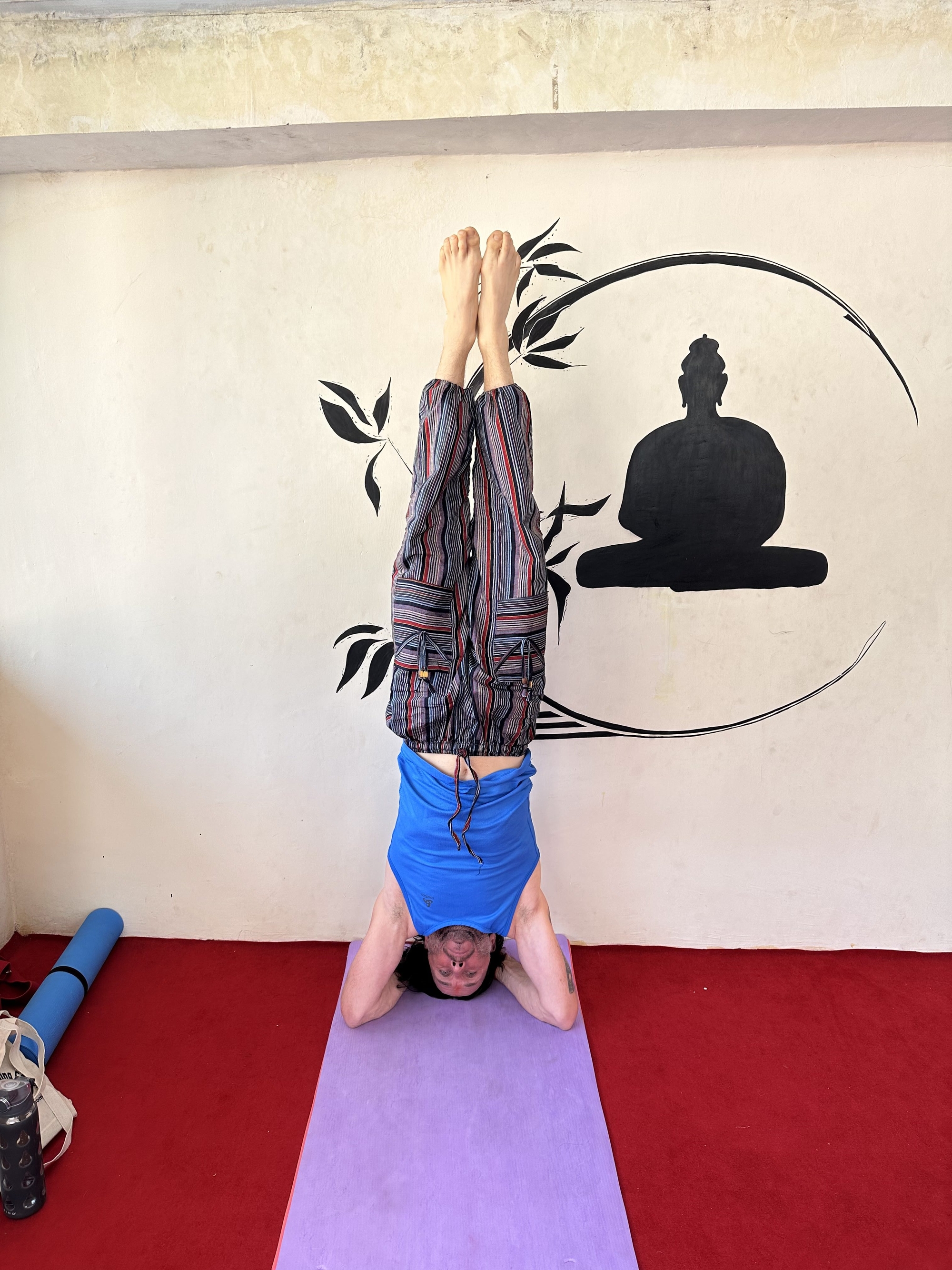 Tomek prowadzący warsztat jogi w górach