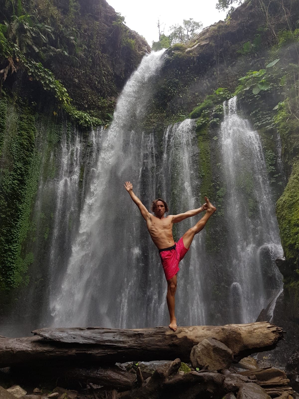 Tomek uczący grupę ludzi jogi na plaży