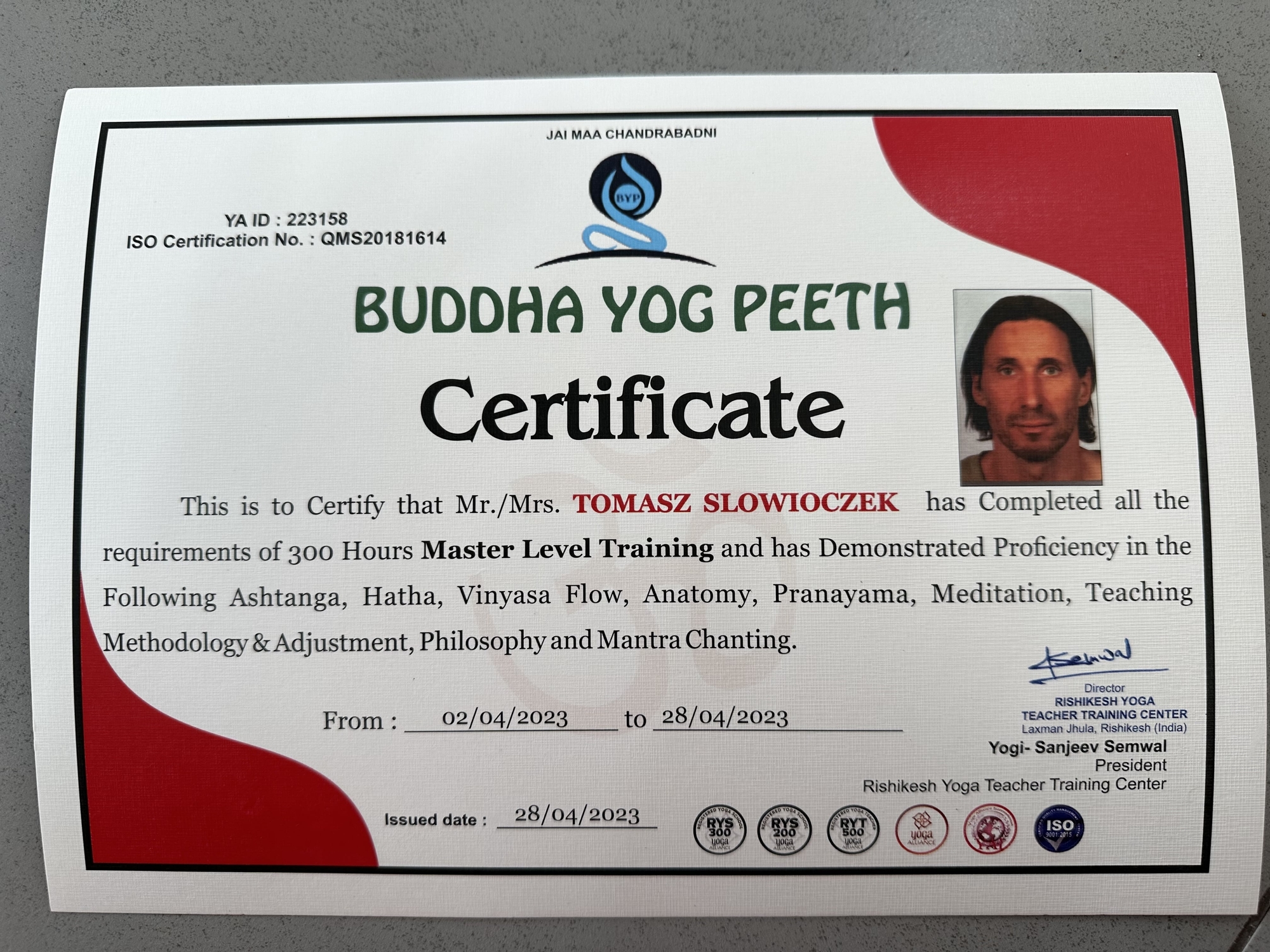 Zdjęcie pierwszego dyplomu nauczycielskiego jogi z Rishikesh YTTC Yoga School, z logo szkoły i podpisami instruktorów, świadczące o początkach edukacyjnej podróży w dziedzinie jogi
