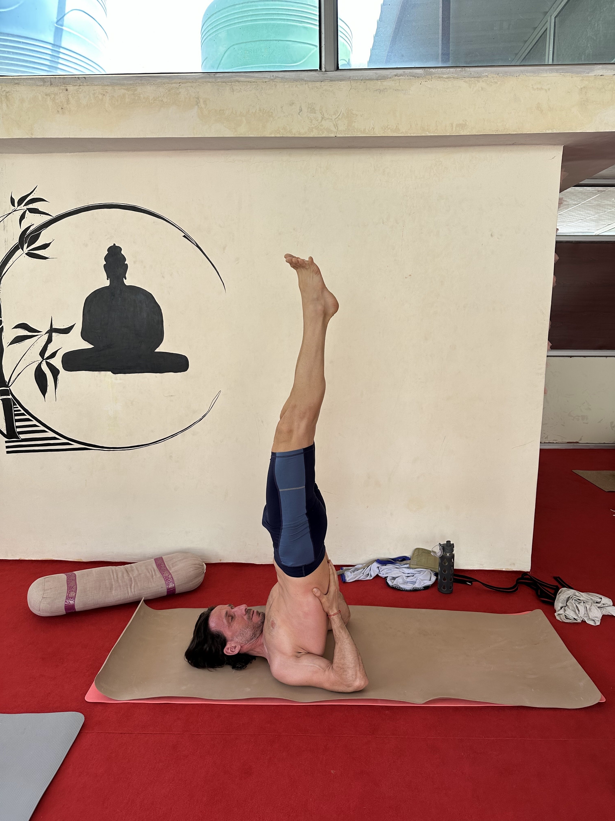 Tomek prowadzący zajęcia jogi online